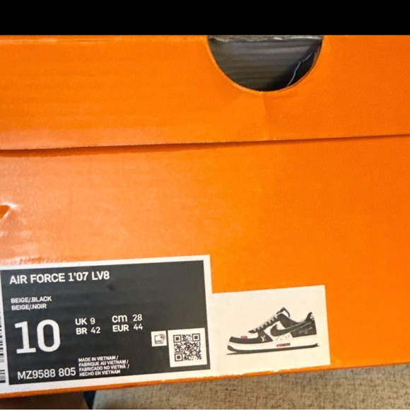 Louis Vuitton Black and White Men's Sneakers - Picture 5 of 5